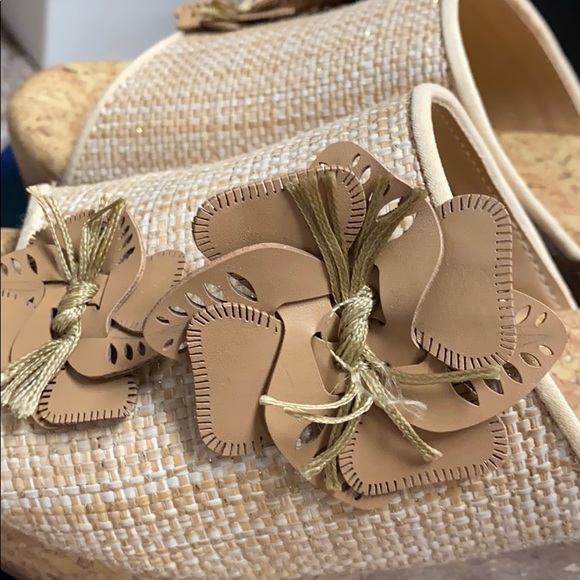 Jaclyn Smith Slip ons open toe tan 3” heels size 8 - Picture 11 of 12